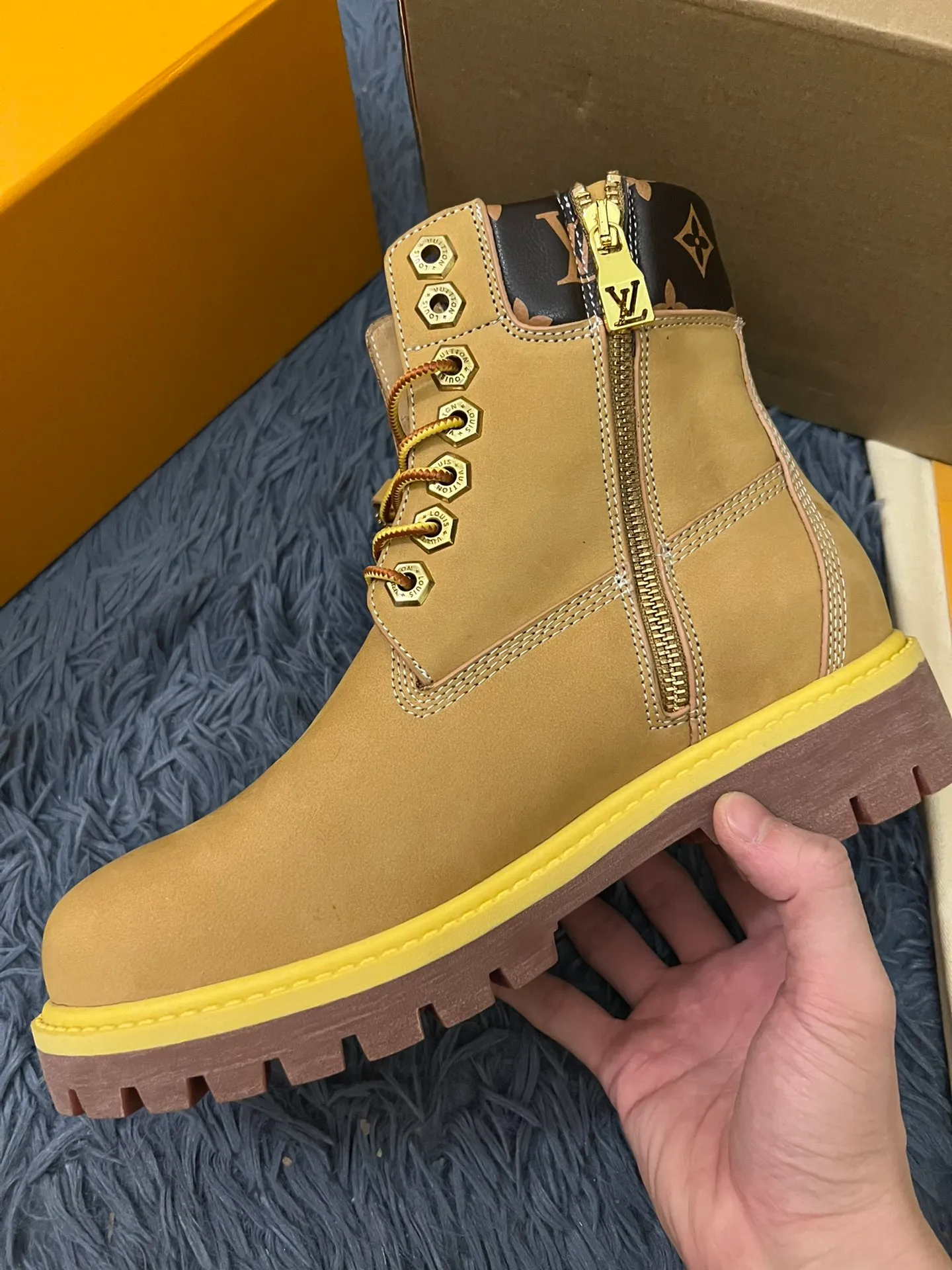 👟👟Ex-factory price 680👟👟 Men's size +10 LV x Timberland Louis Vuitton "Luxury Western" has been initially constructed, and the last link is the "shoes" that can make the style complete and communicative, so the "Shoe King of the Year" came into being. A major collaboration of the season, in a short video of only a few seconds, Fei Dong lifted the legs of his jeans to reveal a pair of classic Timberland rhubarb boots with the LV logo printed on the tongue. He then folded the tongue to reveal the Monogram logo printed on the inside. Size: 35-46